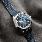 Premium Replica Uhr Omega Seamaster Aqua Terra 220.12.43.22.03.001 Weltzeit mit blauem Kautschukband 43mm
