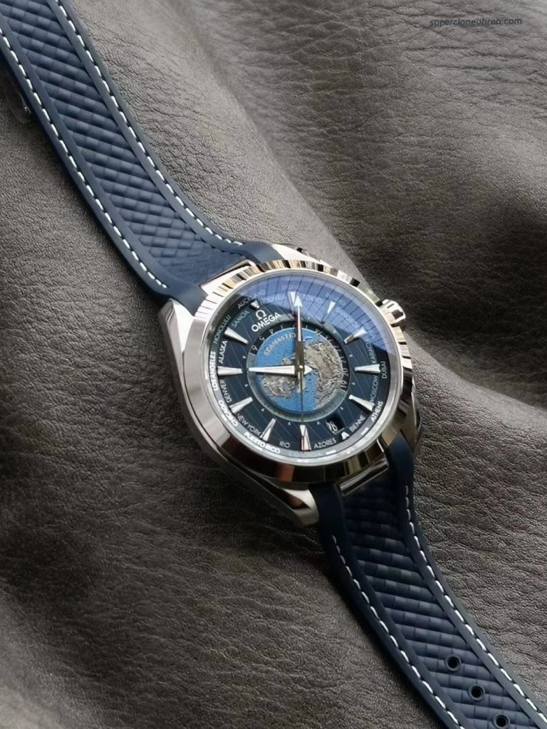 Premium Replica Uhr Omega Seamaster Aqua Terra 220.12.43.22.03.001 Weltzeit mit blauem Kautschukband 43mm