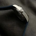 Premium Replica Uhr Omega Seamaster Aqua Terra 220.12.43.22.03.001 Weltzeit mit blauem Kautschukband 43mm