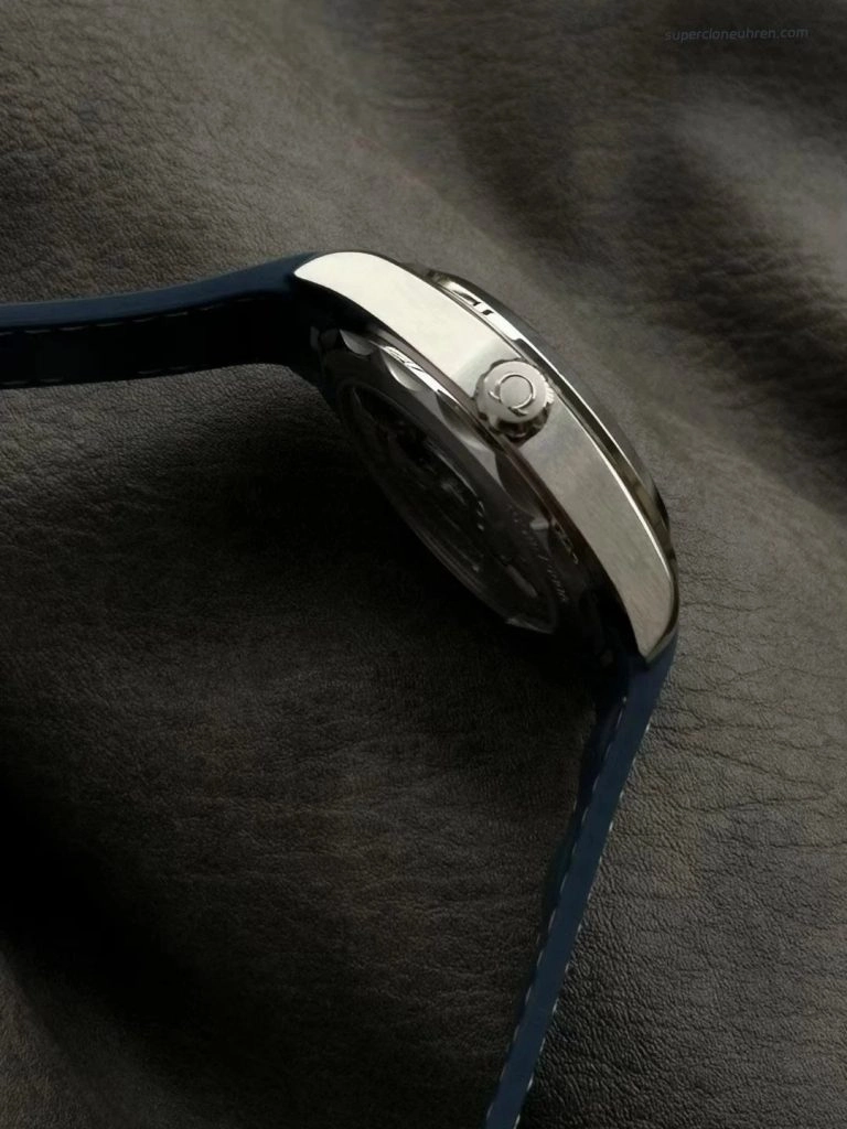 Premium Replica Uhr Omega Seamaster Aqua Terra 220.12.43.22.03.001 Weltzeit mit blauem Kautschukband 43mm