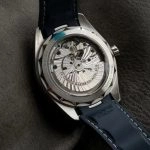 Premium Replica Uhr Omega Seamaster Aqua Terra 220.12.43.22.03.001 Weltzeit mit blauem Kautschukband 43mm