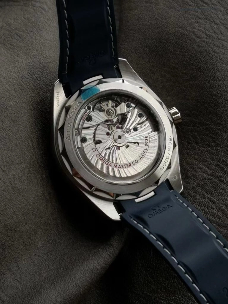 Premium Replica Uhr Omega Seamaster Aqua Terra 220.12.43.22.03.001 Weltzeit mit blauem Kautschukband 43mm