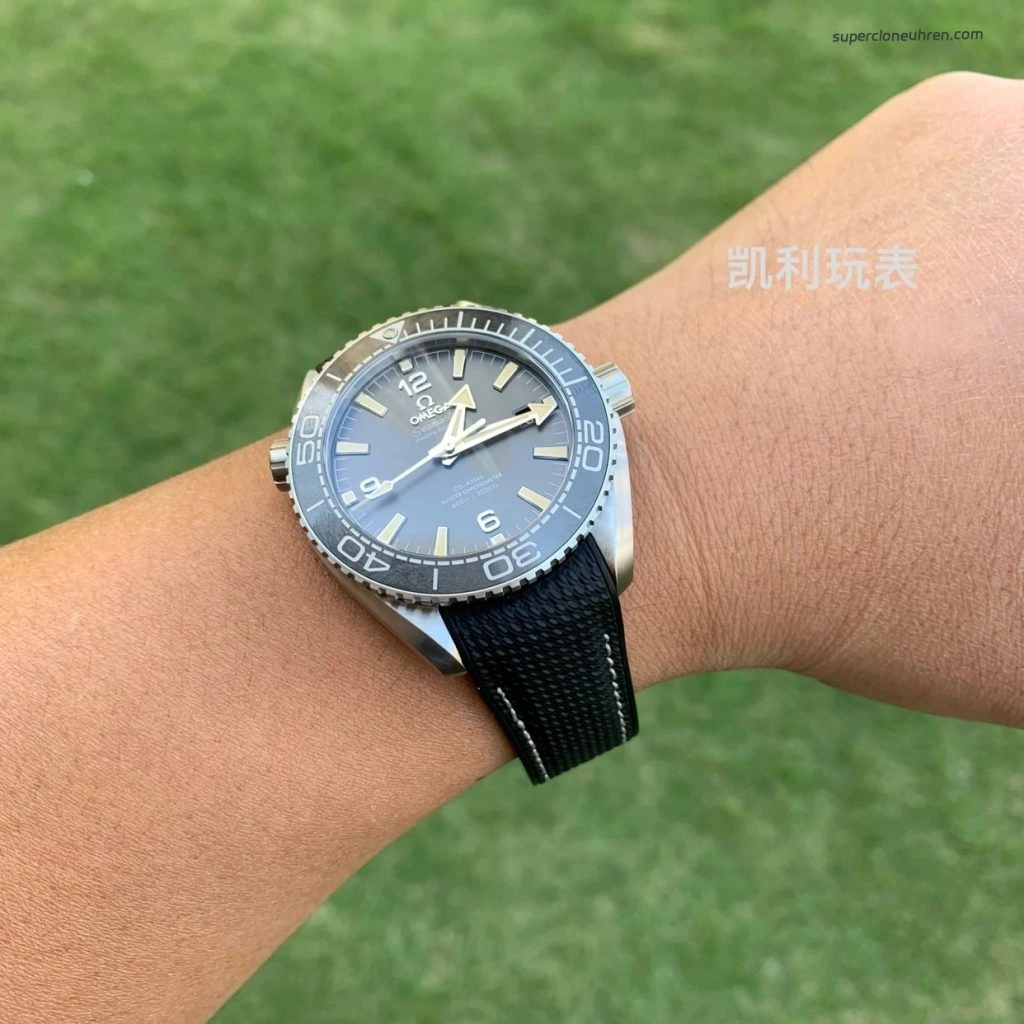 Premium Replica Uhr Omega Seamaster Planet Ocean 215.32.44.21.01.002 graues Zifferblatt 43,5 mm