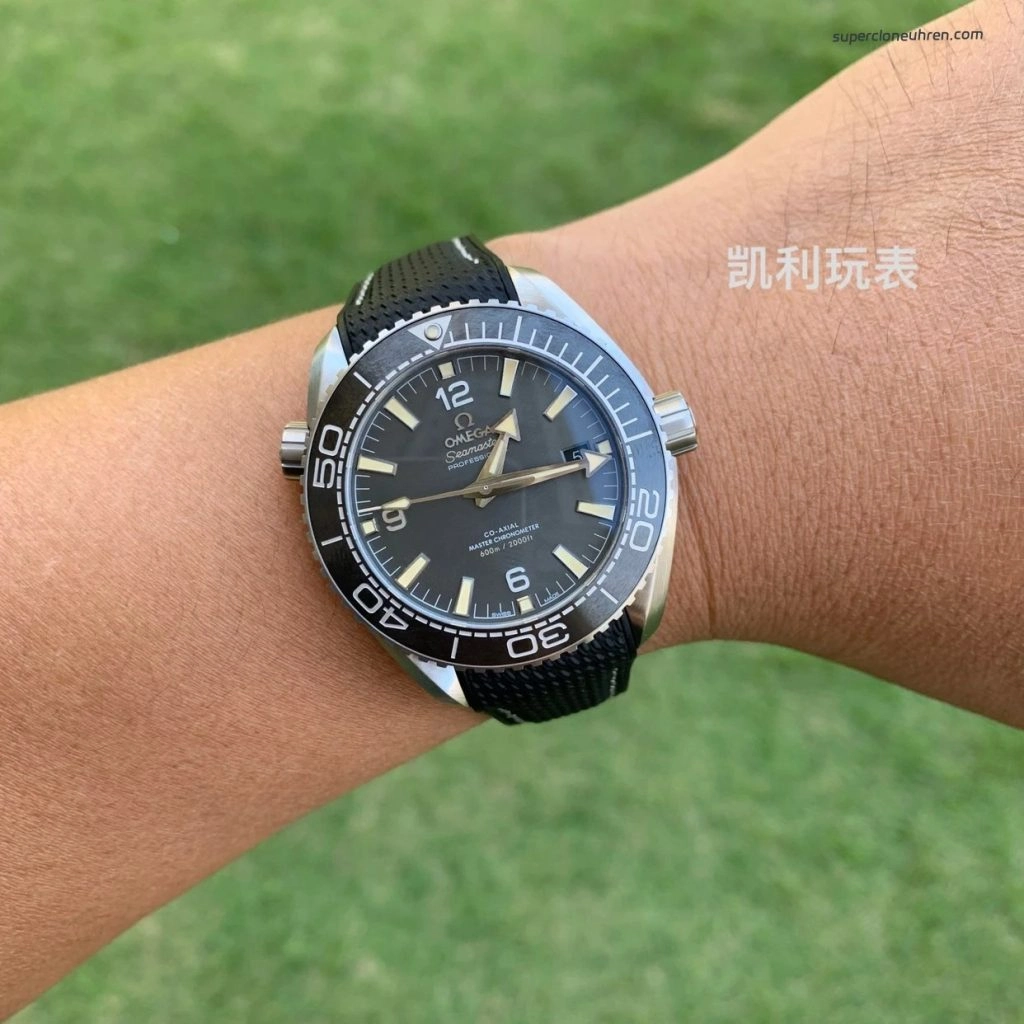 Premium Replica Uhr Omega Seamaster Planet Ocean 215.32.44.21.01.002 graues Zifferblatt 43,5 mm