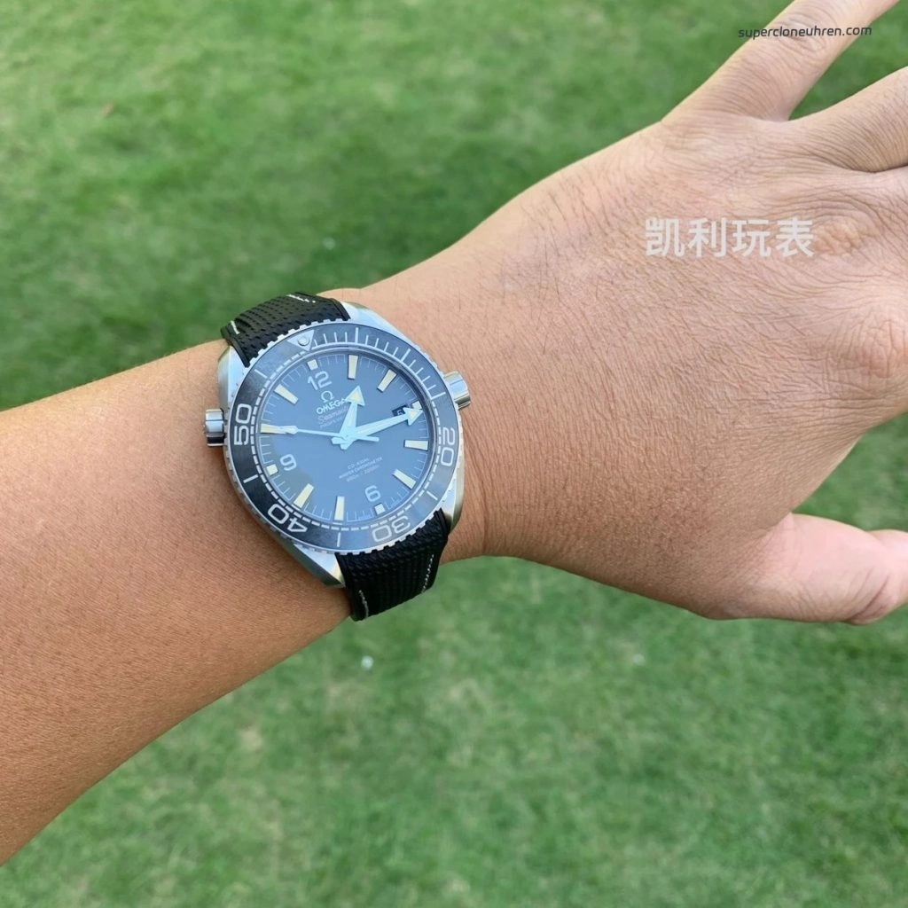 Premium Replica Uhr Omega Seamaster Planet Ocean 215.32.44.21.01.002 graues Zifferblatt 43,5 mm