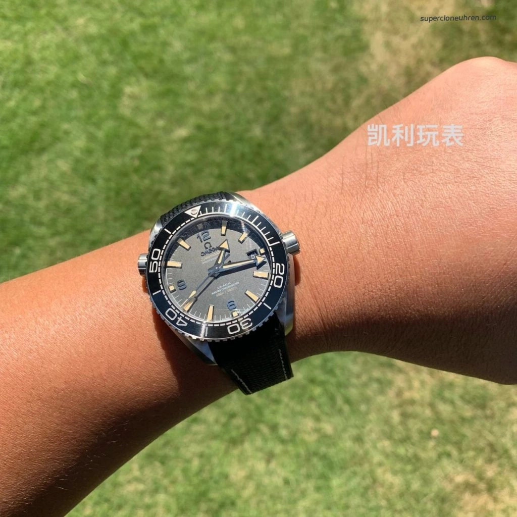 Premium Replica Uhr Omega Seamaster Planet Ocean 215.32.44.21.01.002 graues Zifferblatt 43,5 mm
