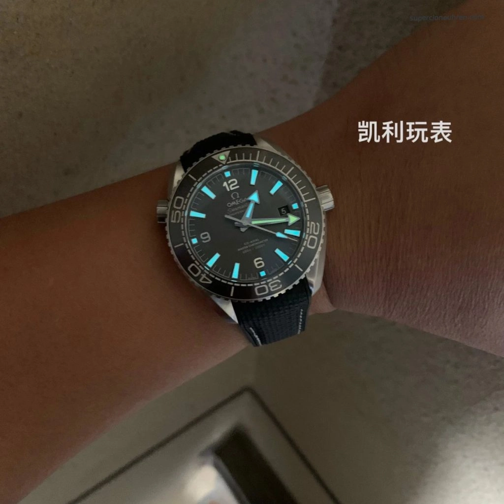 Premium Replica Uhr Omega Seamaster Planet Ocean 215.32.44.21.01.002 graues Zifferblatt 43,5 mm