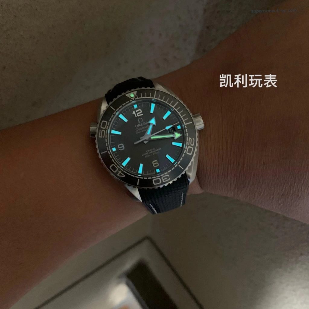 Premium Replica Uhr Omega Seamaster Planet Ocean 215.32.44.21.01.002 graues Zifferblatt 43,5 mm