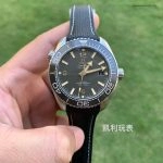 Premium Replica Uhr Omega Seamaster Planet Ocean 215.32.44.21.01.002 graues Zifferblatt 43,5 mm