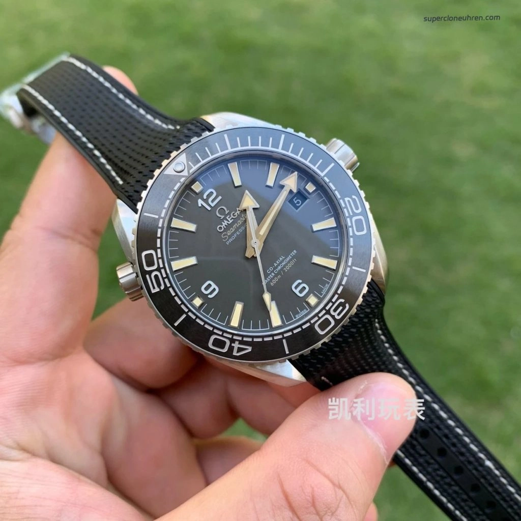 Premium Replica Uhr Omega Seamaster Planet Ocean 215.32.44.21.01.002 graues Zifferblatt 43,5 mm