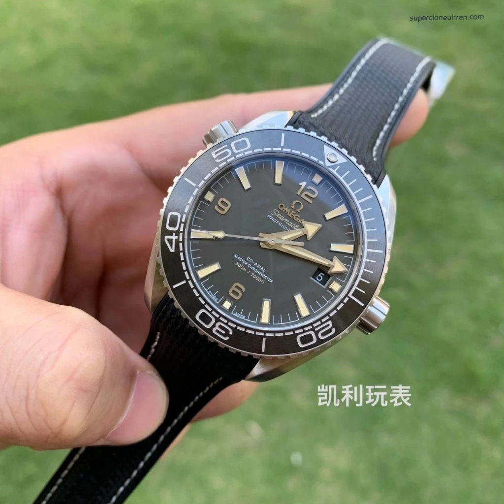 Premium Replica Uhr Omega Seamaster Planet Ocean 215.32.44.21.01.002 graues Zifferblatt 43,5 mm