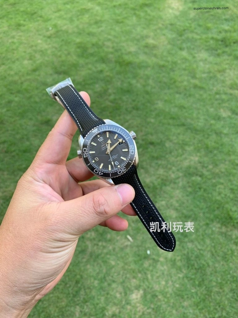 Premium Replica Uhr Omega Seamaster Planet Ocean 215.32.44.21.01.002 graues Zifferblatt 43,5 mm