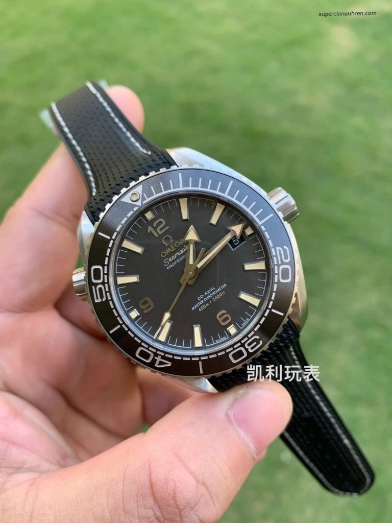 Premium Replica Uhr Omega Seamaster Planet Ocean 215.32.44.21.01.002 graues Zifferblatt 43,5 mm