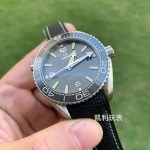 Premium Replica Uhr Omega Seamaster Planet Ocean 215.32.44.21.01.002 graues Zifferblatt 43,5 mm