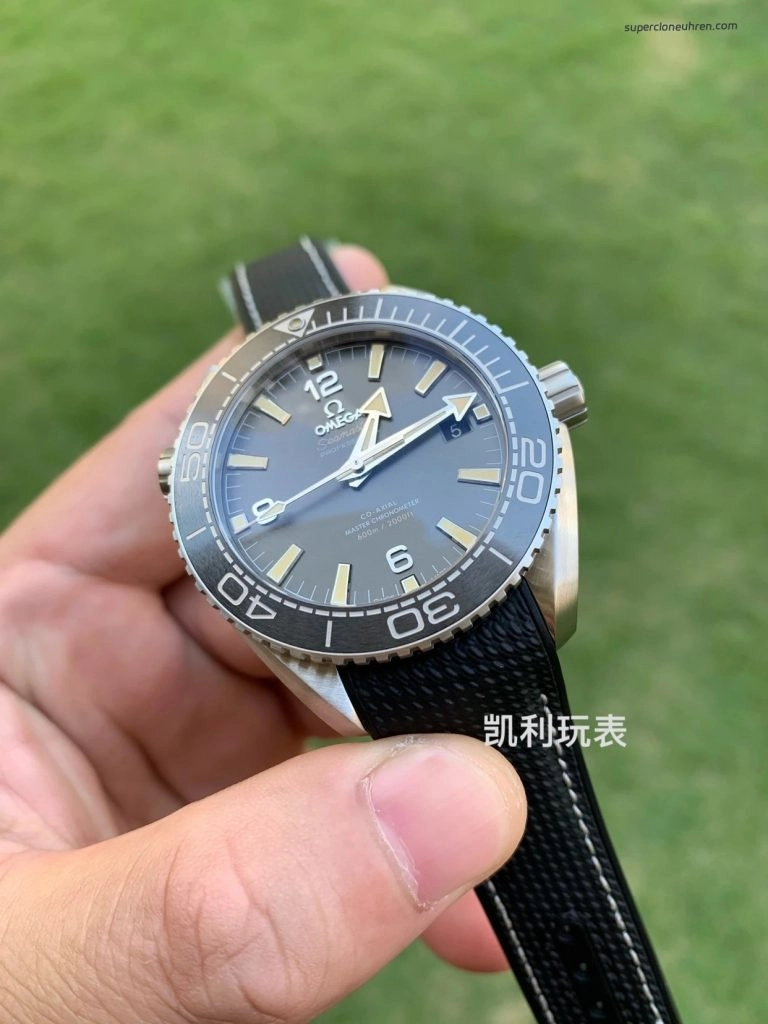 Premium Replica Uhr Omega Seamaster Planet Ocean 215.32.44.21.01.002 graues Zifferblatt 43,5 mm
