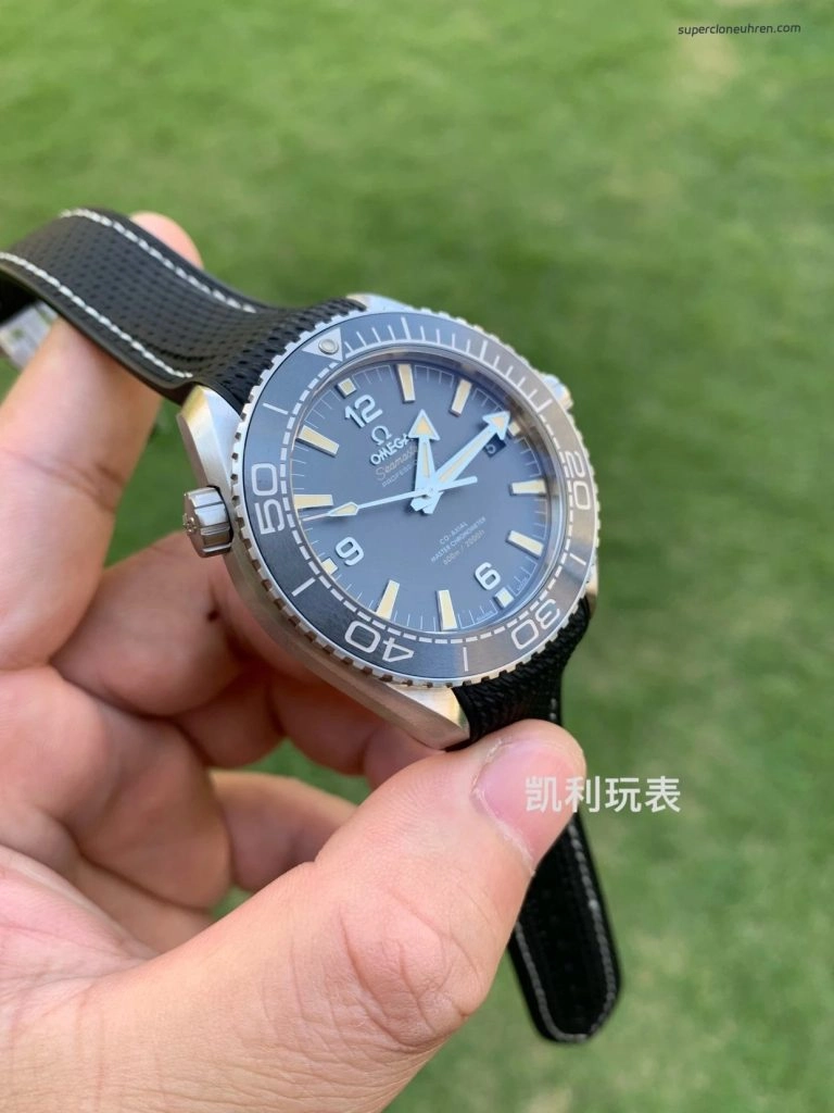 Premium Replica Uhr Omega Seamaster Planet Ocean 215.32.44.21.01.002 graues Zifferblatt 43,5 mm