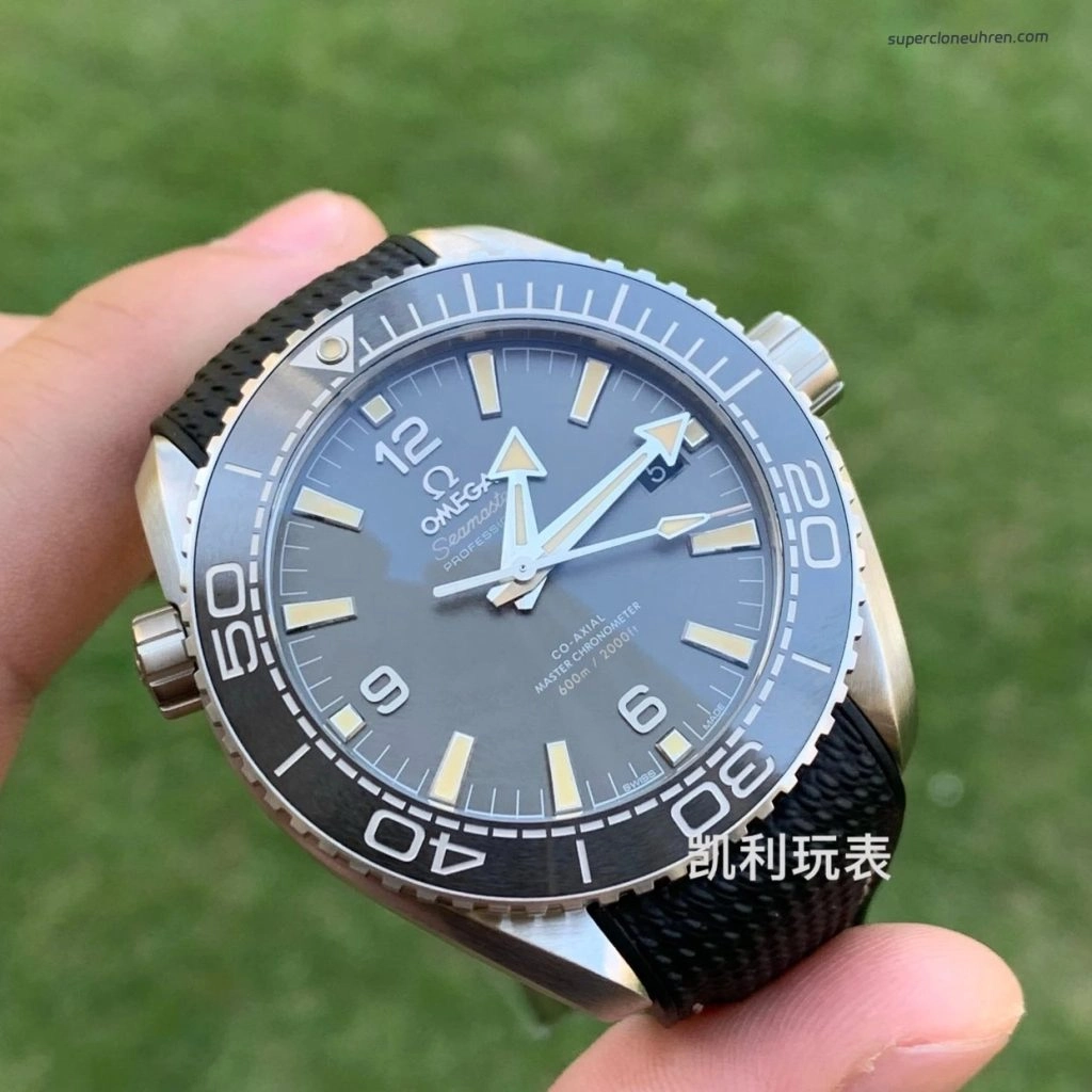 Premium Replica Uhr Omega Seamaster Planet Ocean 215.32.44.21.01.002 graues Zifferblatt 43,5 mm