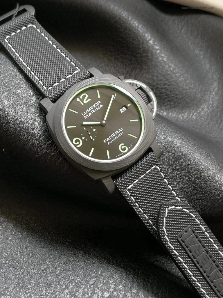Premium Replica Uhr Panerai Luminor PAM01118 aus Carbon mit Leuchtzifferblatt 44mm