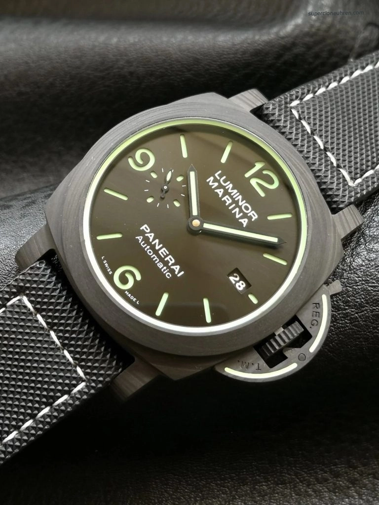 Premium Replica Uhr Panerai Luminor PAM01118 aus Carbon mit Leuchtzifferblatt 44mm