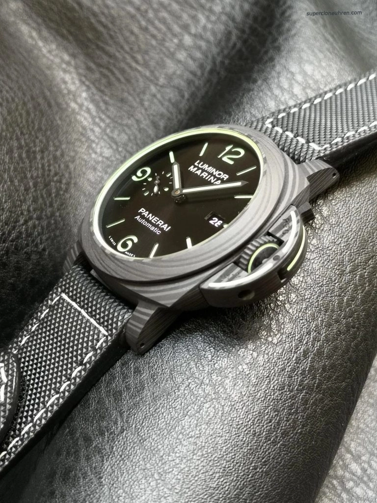 Premium Replica Uhr Panerai Luminor PAM01118 aus Carbon mit Leuchtzifferblatt 44mm