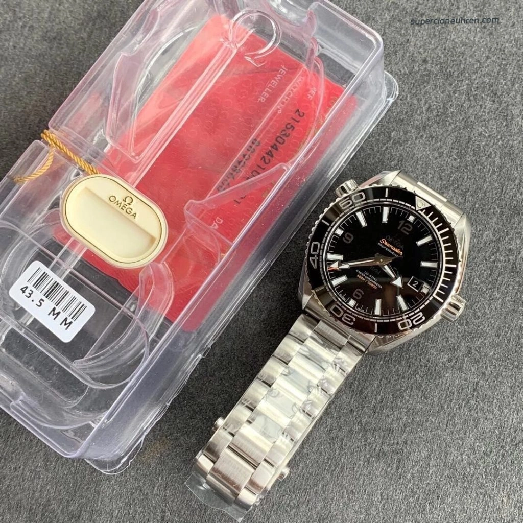 Premium Replica Uhr Omega Seamaster Planet Ocean 215.30.44.21.01.001 mit Stahlband 43,5mm