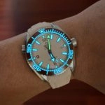 Premium Replica Uhr Omega Seamaster Planet Ocean 215.32.44.21.09.001 Edelstahl mit beigem Armband 43,5mm