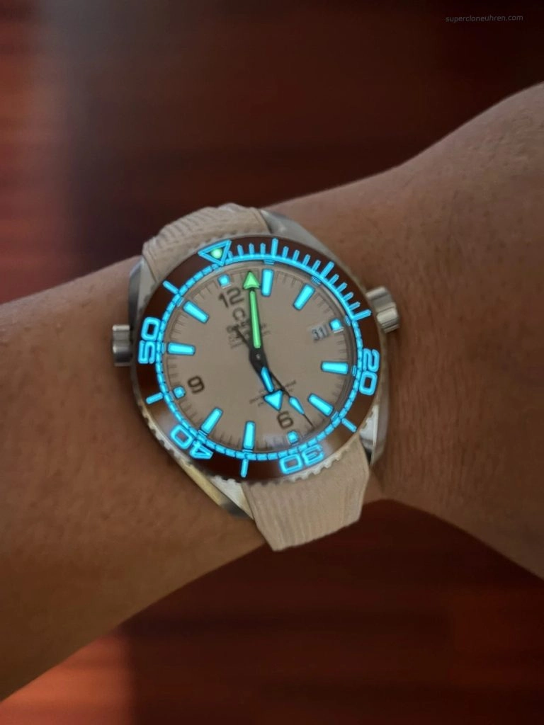Premium Replica Uhr Omega Seamaster Planet Ocean 215.32.44.21.09.001 Edelstahl mit beigem Armband 43,5mm