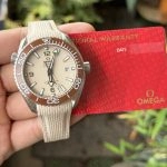 Premium Replica Uhr Omega Seamaster Planet Ocean 215.32.44.21.09.001 Edelstahl mit beigem Armband 43,5mm