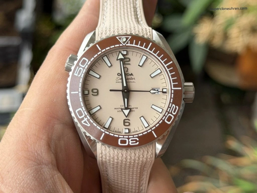Premium Replica Uhr Omega Seamaster Planet Ocean 215.32.44.21.09.001 Edelstahl mit beigem Armband 43,5mm