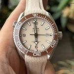 Premium Replica Uhr Omega Seamaster Planet Ocean 215.32.44.21.09.001 Edelstahl mit beigem Armband 43,5mm
