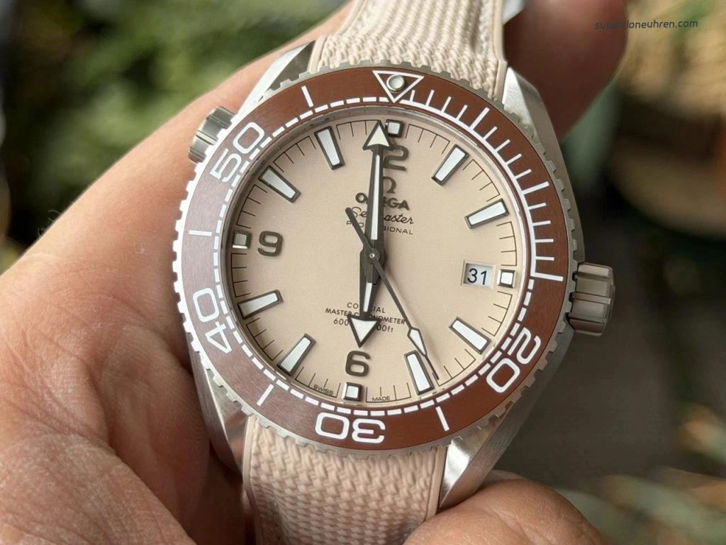 Premium Replica Uhr Omega Seamaster Planet Ocean 215.32.44.21.09.001 Edelstahl mit beigem Armband 43,5mm