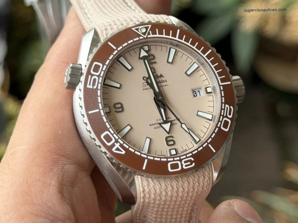 Premium Replica Uhr Omega Seamaster Planet Ocean 215.32.44.21.09.001 Edelstahl mit beigem Armband 43,5mm