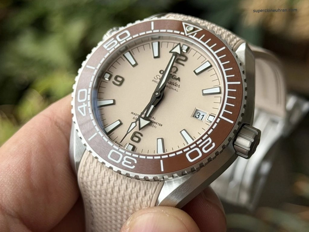 Premium Replica Uhr Omega Seamaster Planet Ocean 215.32.44.21.09.001 Edelstahl mit beigem Armband 43,5mm