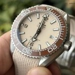 Premium Replica Uhr Omega Seamaster Planet Ocean 215.32.44.21.09.001 Edelstahl mit beigem Armband 43,5mm