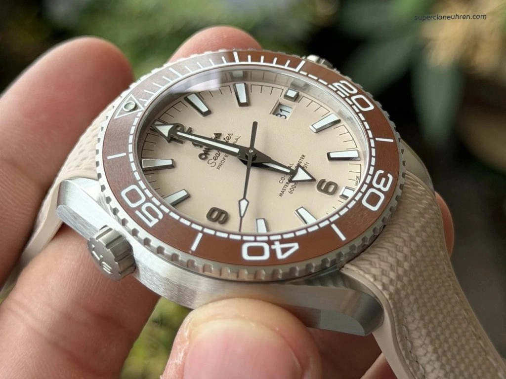 Premium Replica Uhr Omega Seamaster Planet Ocean 215.32.44.21.09.001 Edelstahl mit beigem Armband 43,5mm