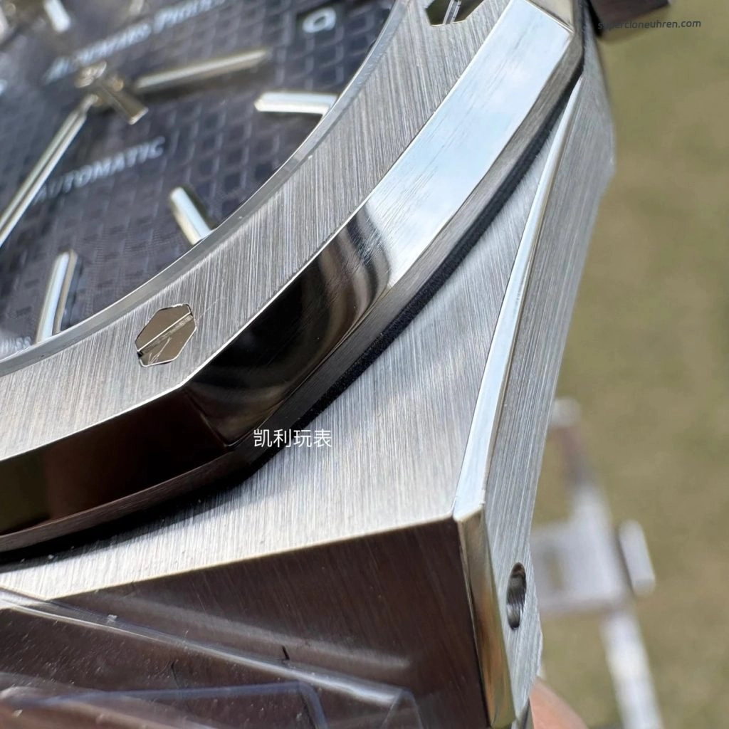 1:1 Super Clone Uhr Audemars Piguet Royal Oak 15400ST.OO.1220ST.03 blaues Zifferblatt aus gebürstetem Edelstahl 41mm