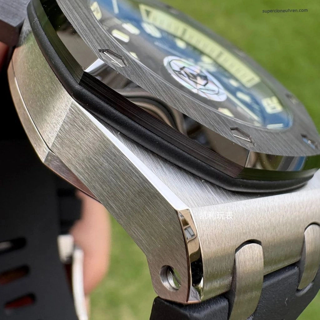Premium Replica Uhr Audemars Piguet Royal Oak Offshore 15720CN.OO.A002CA.01 mit Keramiklünette 42mm