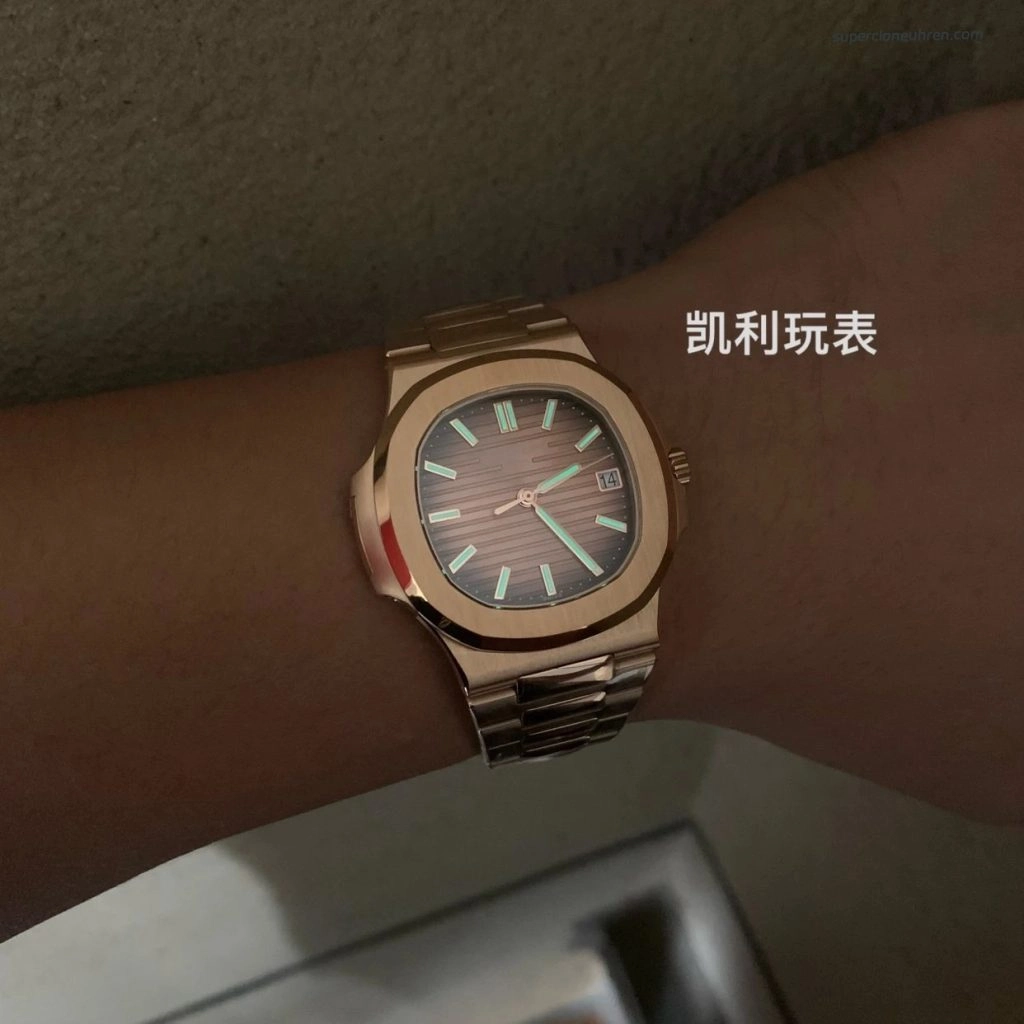 Premium Replica Uhr Patek Philippe Nautilus 5711/1R-001 aus Roségold 40 mm