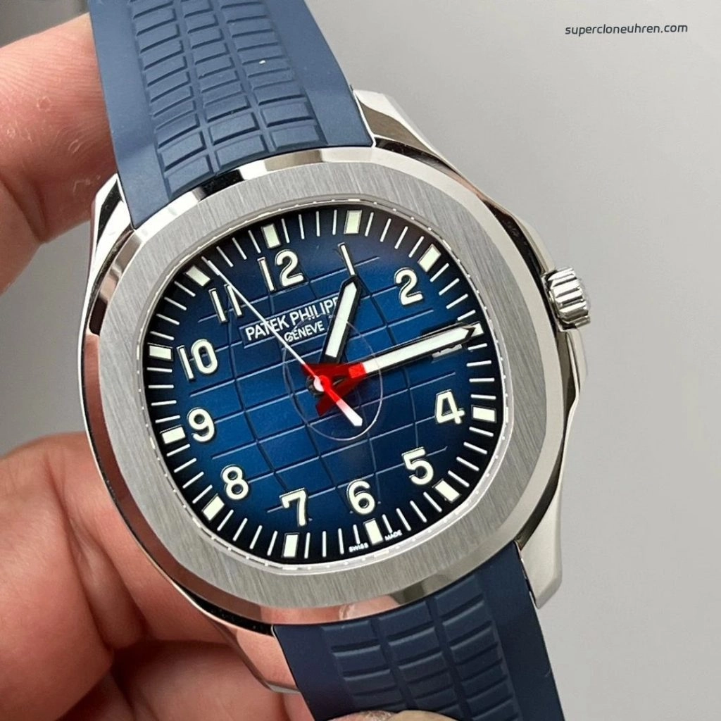 Premium Replica Uhr Patek Philippe Aquanaut 5168G-001 mit blauem Kautschukband 42mm