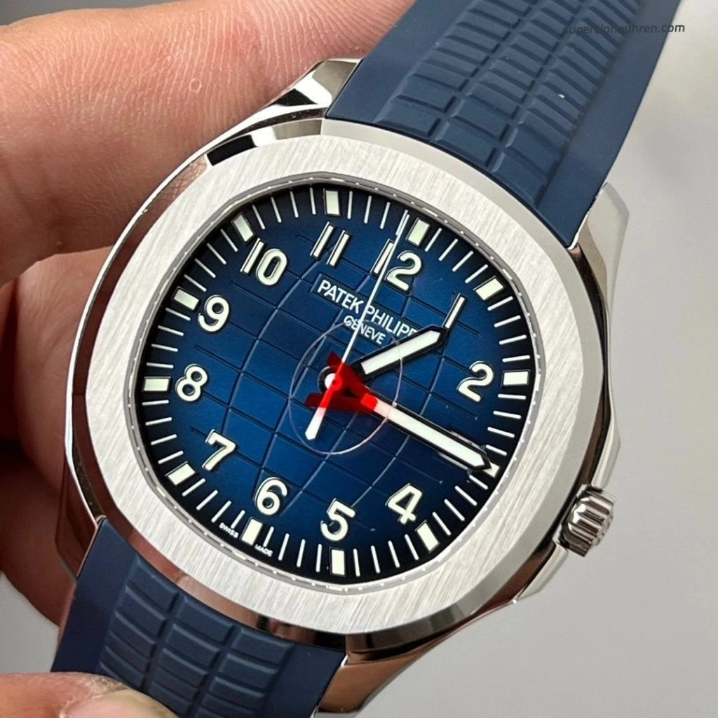 Premium Replica Uhr Patek Philippe Aquanaut 5168G-001 mit blauem Kautschukband 42mm