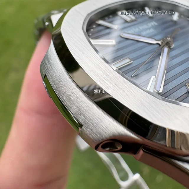 1:1 Super Clone Uhr Patek Philippe Nautilus 5711/1A-010 aus gebürstetem Edelstahl 40mm
