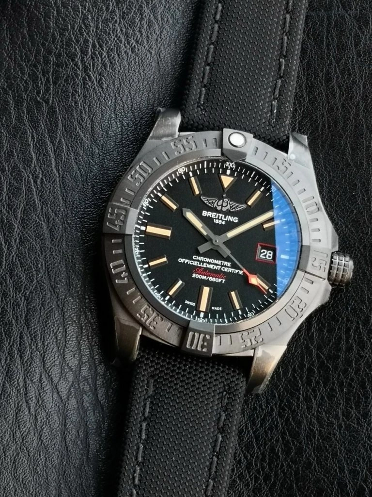Premium Replica Uhr Breitling Avenger V17310101B1W1 Schwarz mit Textil-Kautschukband 44 mm
