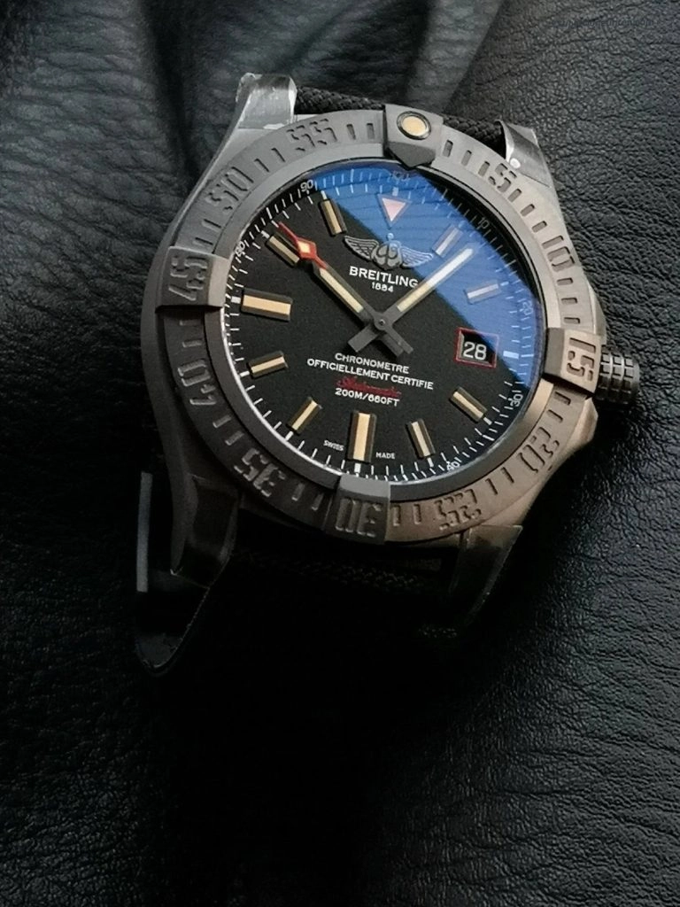 Premium Replica Uhr Breitling Avenger V17310101B1W1 Schwarz mit Textil-Kautschukband 44 mm