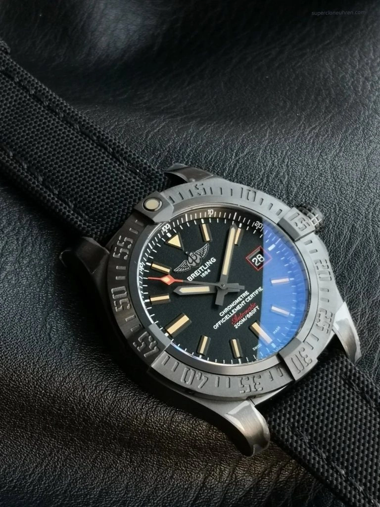 Premium Replica Uhr Breitling Avenger V17310101B1W1 Schwarz mit Textil-Kautschukband 44 mm