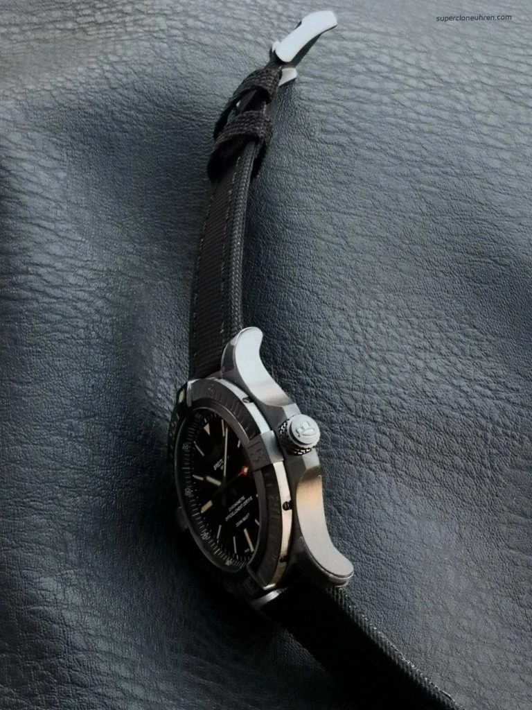 Premium Replica Uhr Breitling Avenger V17310101B1W1 Schwarz mit Textil-Kautschukband 44 mm