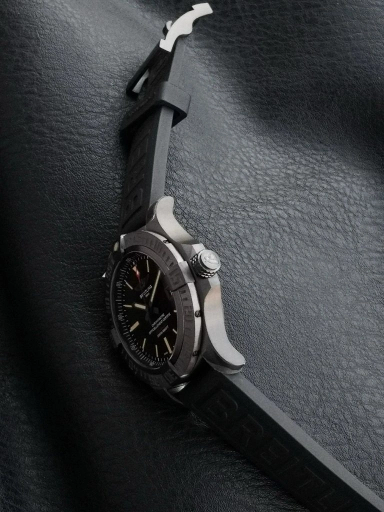 Premium Replica Uhr Breitling Avenger V17310101B1W1 Schwarz mit Textil-Kautschukband 44 mm