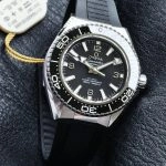 Premium Replica Uhr Omega Seamaster Planet Ocean 217.32.42.21.01.001 Edelstahl mit schwarzem Kautschukband 42 mm