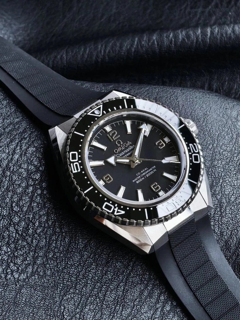 Premium Replica Uhr Omega Seamaster Planet Ocean 217.32.42.21.01.001 Edelstahl mit schwarzem Kautschukband 42 mm