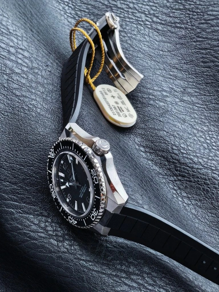 Premium Replica Uhr Omega Seamaster Planet Ocean 217.32.42.21.01.001 Edelstahl mit schwarzem Kautschukband 42 mm