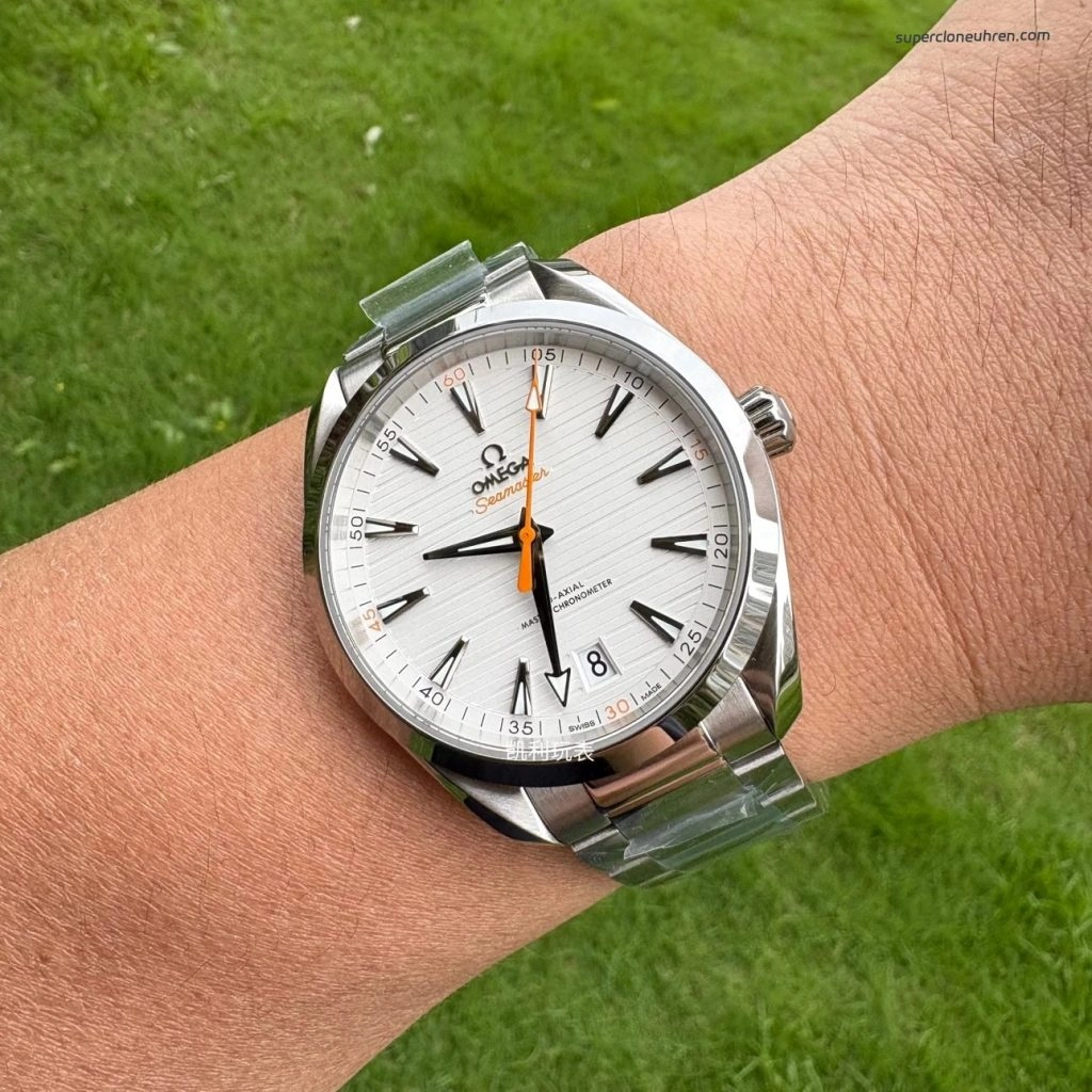 Premium Replica Uhr Omega Seamaster Aqua Terra 220.10.41.21.02.001 silbernes Teak-Zifferblatt mit orangefarbenem Sekundenzeiger 41mm